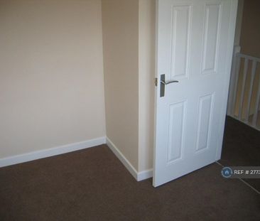 2 bedroom end of terrace house to rent - Photo 2
