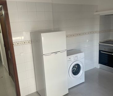 Apartamento T2, semi-mobilado, Faro, Algarve - Photo 4