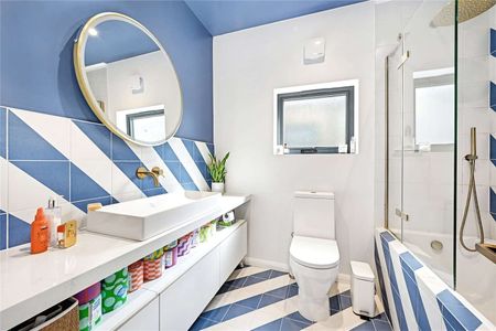 A beautiful family home presented in excellent condition - Photo 3