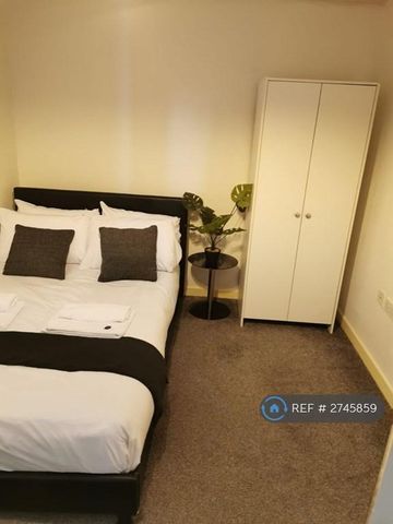 1 bedroom in a flat share to rent - Photo 3