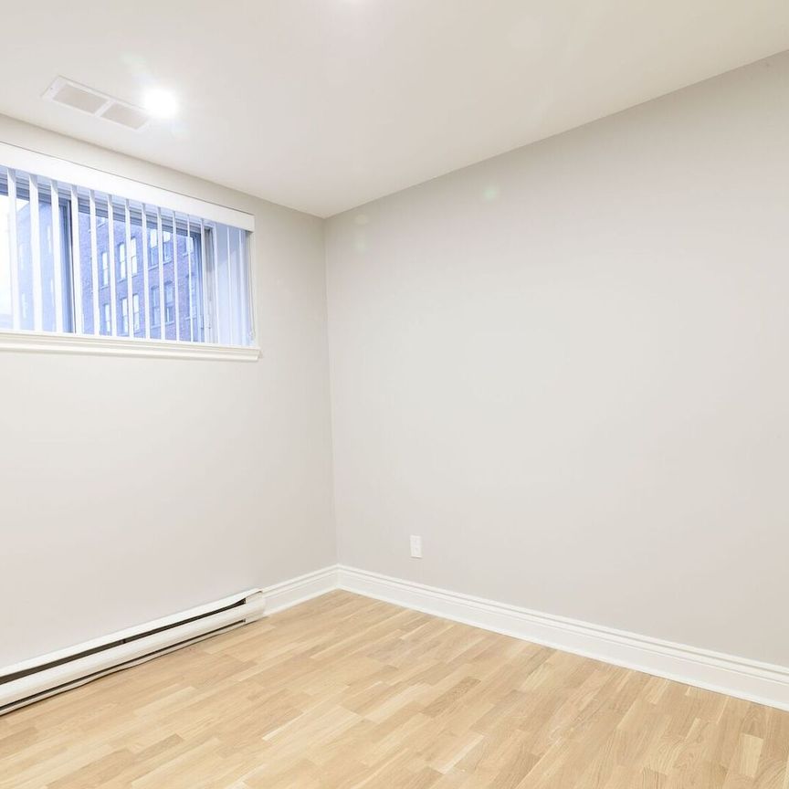25 Avenue des Pins O, Montréal, QC - Photo 1