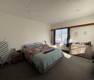 Spacious Durie HIll home - Photo 4