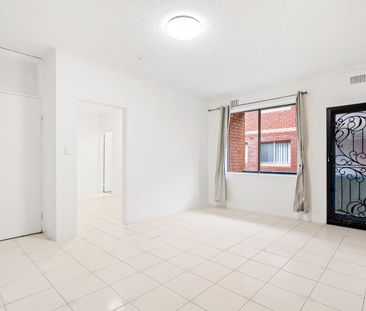 Fresh, Light-Filled Apartment in a Super Convenient Location - Photo 4