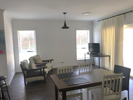 Modern family home - Photo 1