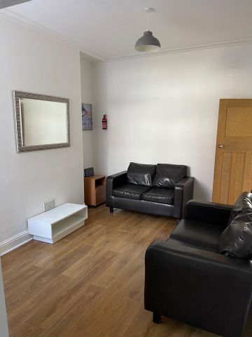 3 Bed Terraced House, Wavertree, L15 - Photo 2