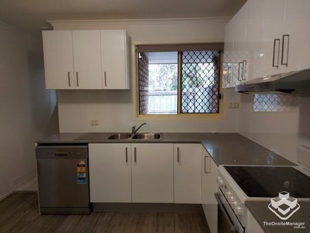 â¢ Lovely Low set 2 bed room townhouse in the heart of Sunnybank hills - Photo 3