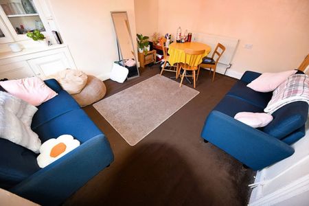2 bedroom House in Elizabeth Street, Leeds - Photo 2
