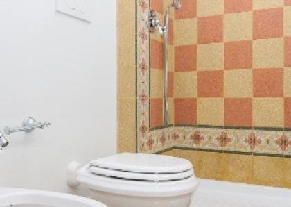 Center-Historic Jewish Quarter: Elegant apartment situated in beautiful Palazzo Nobiliare. Entrance, spacious living with original wood frescoed ceilings, large modern dining and kitchen, 4 bedrooms, 4 Baths, small terrace. #1527