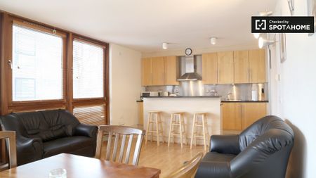 Shared twin ensuite room in a 2 bed flat in Northern Inner - Photo 4