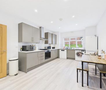 3 bedroom flat to rent - Photo 6