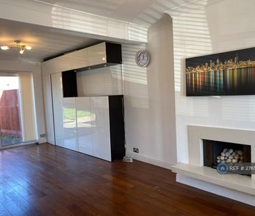 3 bedroom semi-detached house to rent - Photo 1