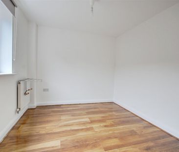 EDISON COURT, WATFORD - Photo 4