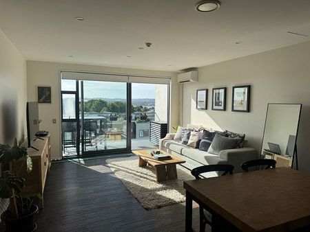 Stylish Furnished Harbour-View Apartment – Lock Up - Photo 2