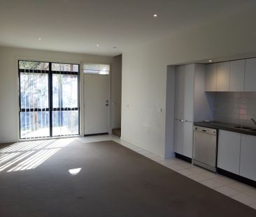 Spacious 2 Bedroom Townhouse with Pool Facilities........ - Photo 2