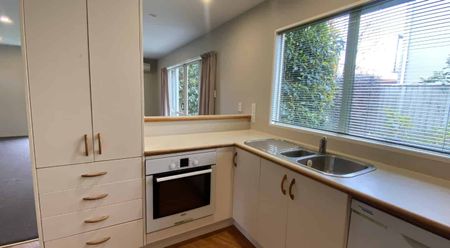 Gorgeous 3 Bedroom Townhouse! - Photo 4