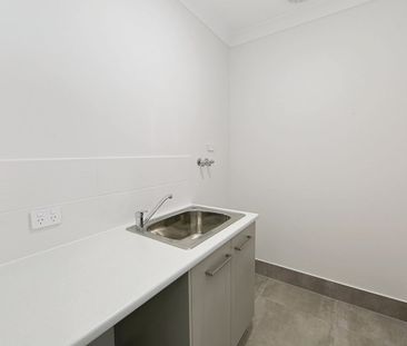 Walk to the shops & beach. Large modern semi- detached 3 bed 2 bath... - Photo 3