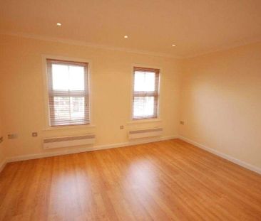 Over two floors, is this 2 bedroom apartment to rent in Reading. - Photo 1