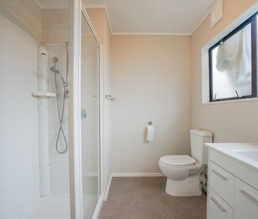 Charming 2-Bedroom in Prime Pukekohe Location - Photo 2