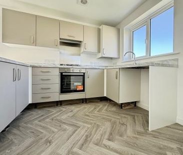 3 bedroom Semi-detached house To Let - Photo 4