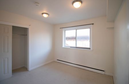 **CHARMING** 3 BEDROOM MAIN UNIT IN CENTRAL WELLAND - Photo 4