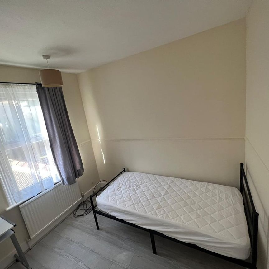 4 Bed Semi-Detached House, Kingston Road, LU2 - Photo 1