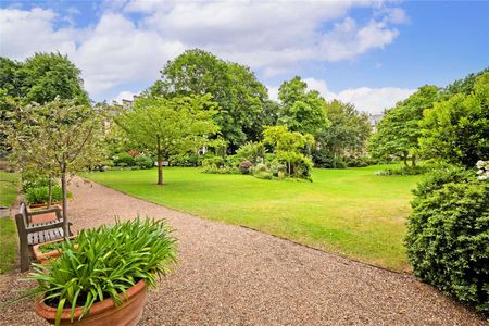 A bright and well-proportioned four double bedroom apartment, situated on the fourth floor (with lift) of this popular block in SW5. Benefitting from access to communal gardens and a porter - Photo 2