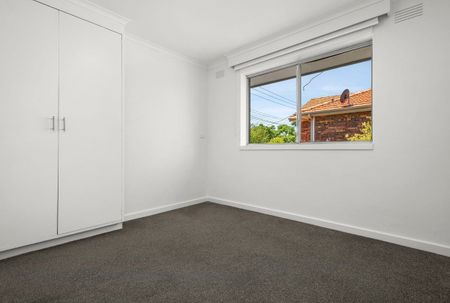 A STYLISH ABODE IN A DREAM LOCATION-6 MONTH LEASE ONLY - Photo 4