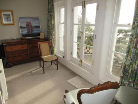 4 bedroom flat to rent - Photo 2