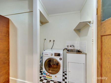 Charming 2-Bedroom Home in New Farm - Photo 4