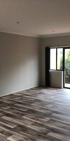 MODERN TRI-LEVEL TOWNHOUSE - Photo 1