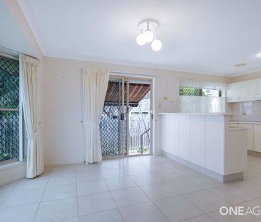 Spacious Coastal Villa – Walk to the Beach! - Photo 6