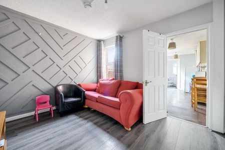 Reading, Berkshire, RG6 - Photo 2