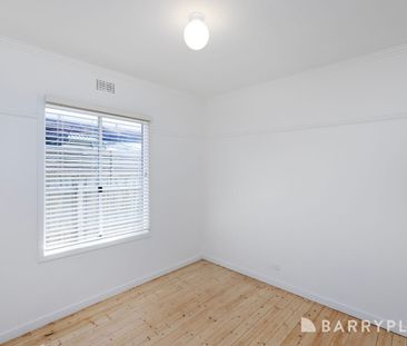 This well presented family home awaits you - Photo 5