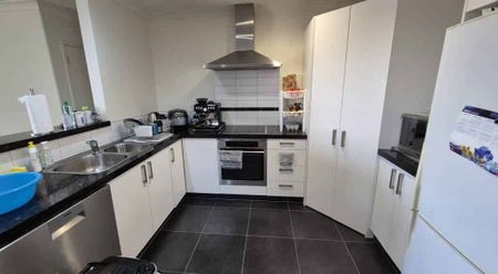 Private rear section, 4 bed + 1 Bath - Photo 2