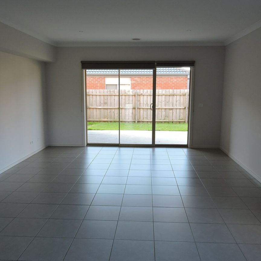3 Dodge Terrace, Cranbourne East VIC - Photo 1