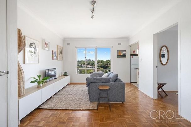 Fully Furnished One Bed Apartment With Parking - Photo 1