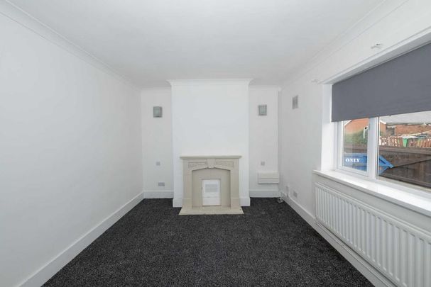 4 bedroom end of terrace house to rent - Photo 1