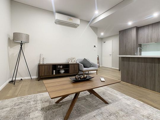 Spacious & Modern Apartment - Photo 1