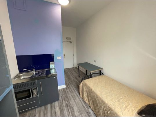 Studio Flat, First Floor, BN1 - Photo 1