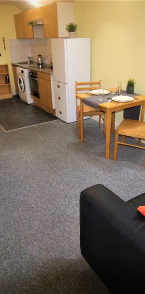 Flat 10, 221 Woodhouse Street, LS6 2UZ, Leeds - Photo 1