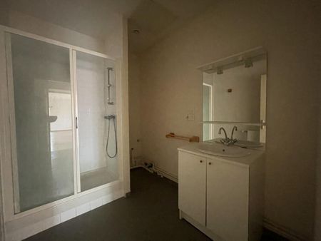 A LOUER - APPARTEMENT T2 - ROANNE SECTEUR MULSANT - Photo 2