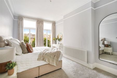 This is a beautifully presented four bedroom mansion flat with west-facing views over the communal garden. Situated on the second floor (lift in the building) this is a excellent opportunity to rent a charming property in a well run and maintained portered block. - Photo 5