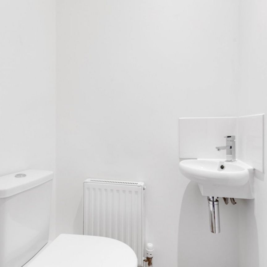 2 bedroom Flat To Let - Photo 1