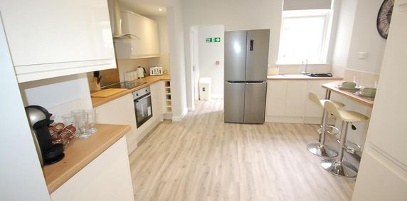 1 bedroom in a house share to rent - Photo 2