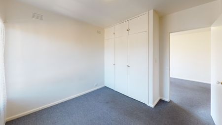 Low maintenance one bedroom apartment - Photo 3