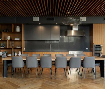 Luxury Urban Retreat with Stunning Rooftop & Prime Brisbane Location! - Photo 1