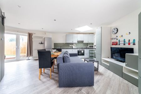 2 Bed Terraced House, Meerbrook Road, SE3 - Photo 5