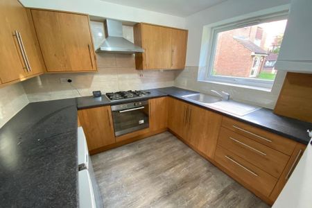 Spacious 2-bedroom ground floor flat in the heart of Barking, IG11 - Photo 5