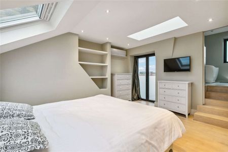 A fantastic five bedroom family house situated on a popular road in Wandsworth. - Photo 3