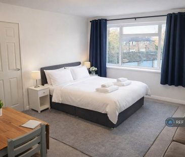 1 bedroom in a flat share to rent - Photo 3